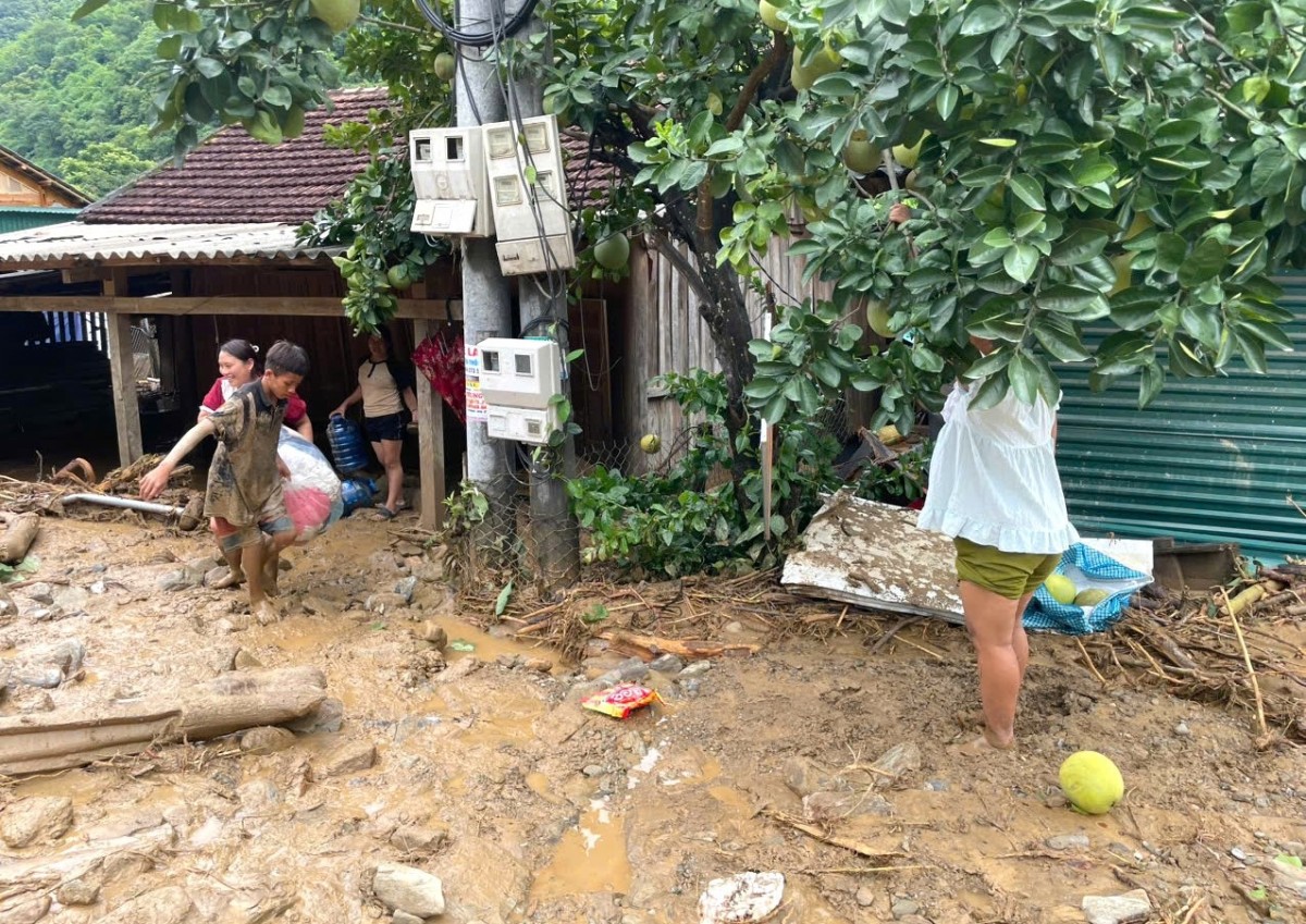 Hàng chục bàn làng biên giới Nghệ An vẫn đang bị cô lập