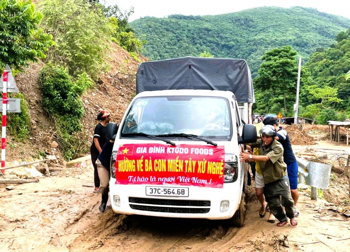 Triệu trái tim hướng về đồng bào vùng lũ xứ Nghệ