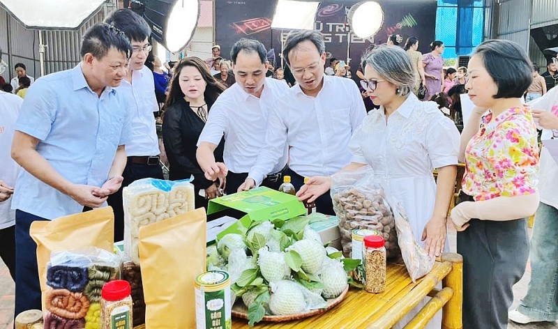 Lãnh đạo tỉnh Bắc Ninh tham gia livestream bán nông sản