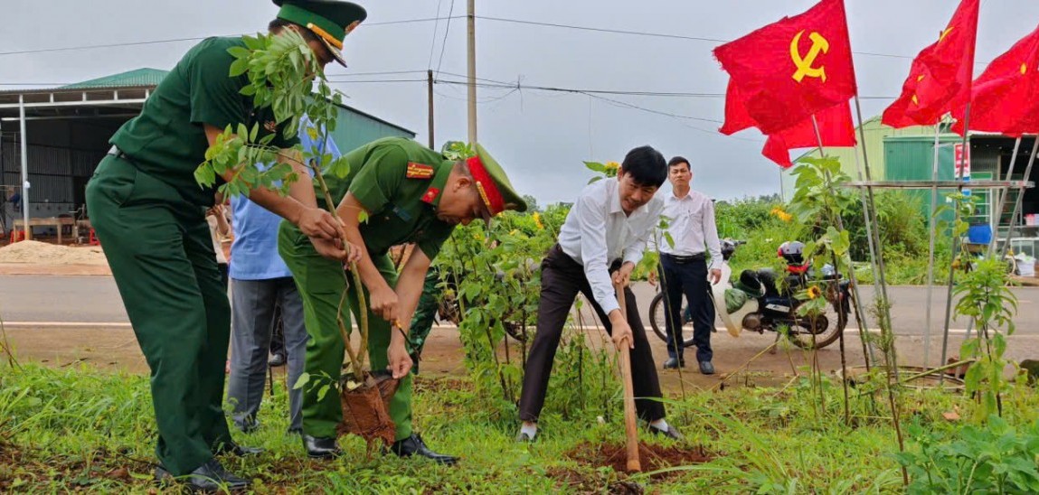 Lâm Đồng: Xã Quảng Trực trồng cây xanh chào mừng thành công Đại hội Đại biểu Đảng bộ xã