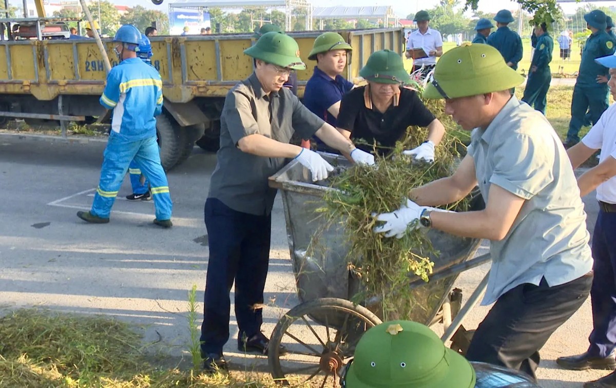 Ra quân tổng vệ sinh môi trường hướng tới kỷ niệm 80 năm Cách mạng tháng Tám