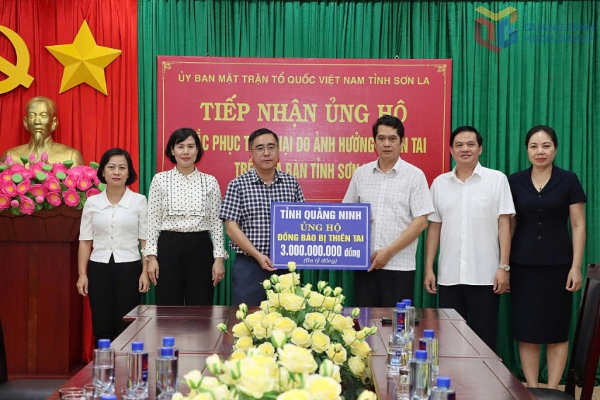 Ủy ban MTTQ Việt Nam tỉnh Sơn La tiếp nhận ủng hộ của tỉnh Quảng Ninh.. Ảnh: QMG