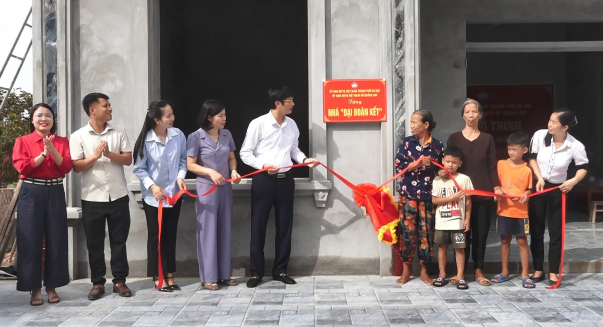 Xã Quảng Oai: Bàn giao nhà Đại đoàn kết cho gia đình khó khăn tại thôn Thụy Phiêu