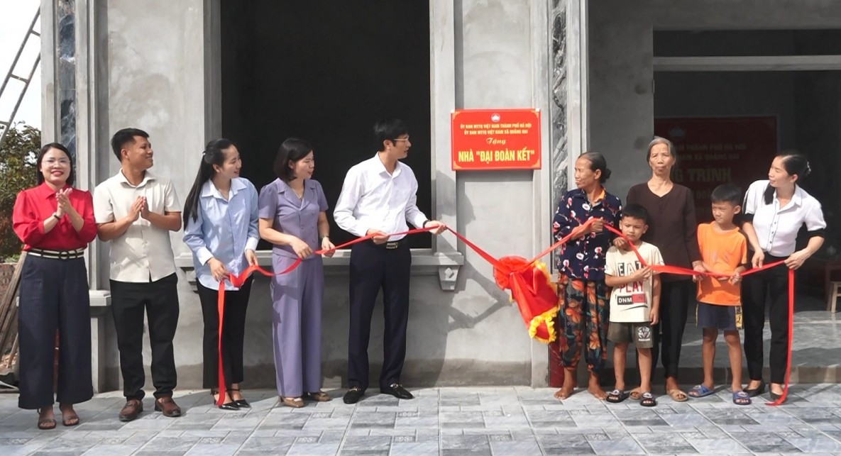 Xã Quảng Oai: Bàn giao nhà Đại đoàn kết cho gia đình khó khăn tại thôn Thụy Phiêu