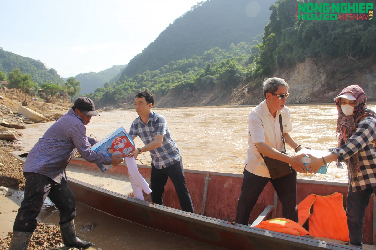 Ngược dòng Nậm Nơn, mang yêu thương đến điểm trường bị lũ tàn phá