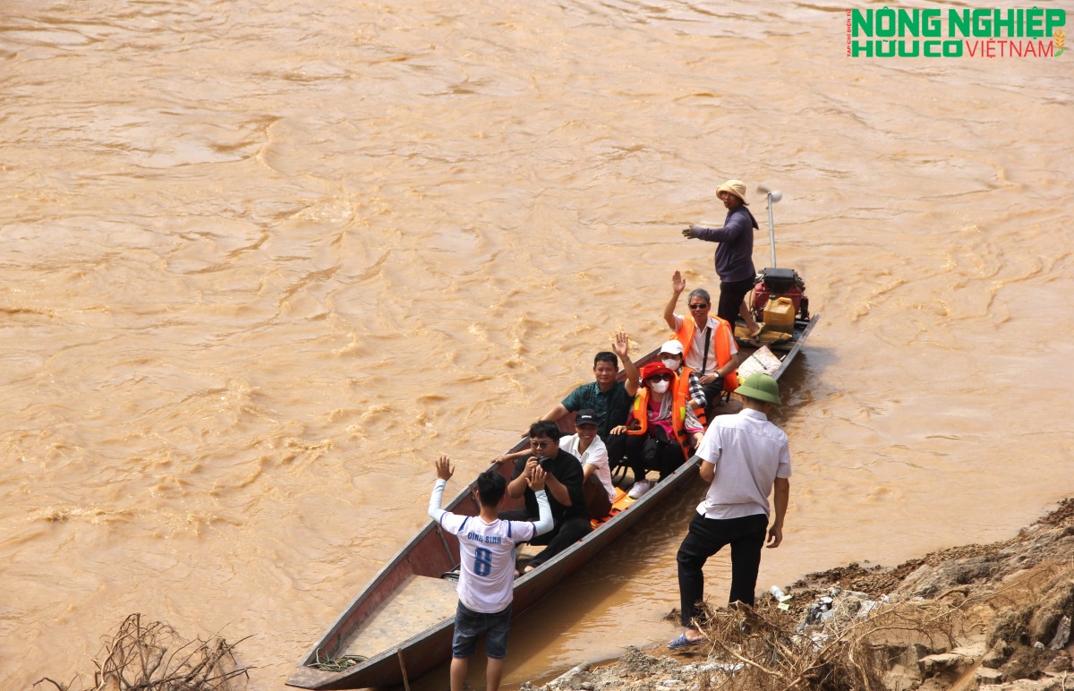 Ngược dòng Nậm Nơn, mang yêu thương đến điểm trường bị lũ tàn phá