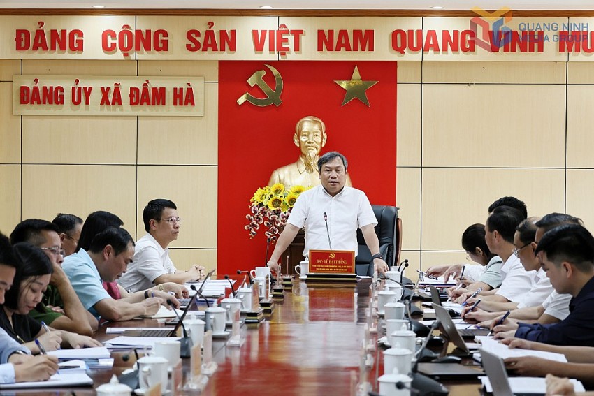 Bí thư Tỉnh ủy làm việc với Ban Thường vụ Đảng ủy xã Đầm Hà. Ảnh QMG