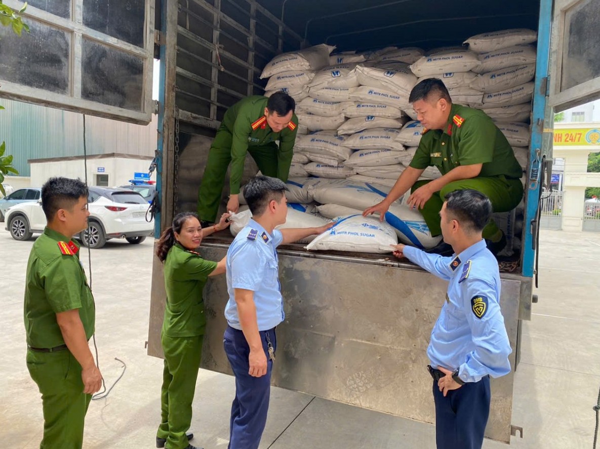 Lực lượng Quản lý thị trường tỉnh Nghệ An phát hiện và thu giữ 3 tấn đường cát nhập lậu