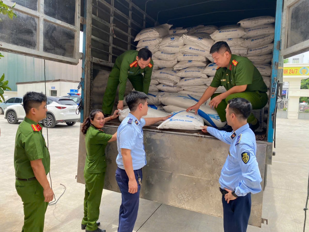 Lực lượng Quản lý thị trường tỉnh Nghệ An phát hiện và thu giữ 3 tấn đường cát nhập lậu