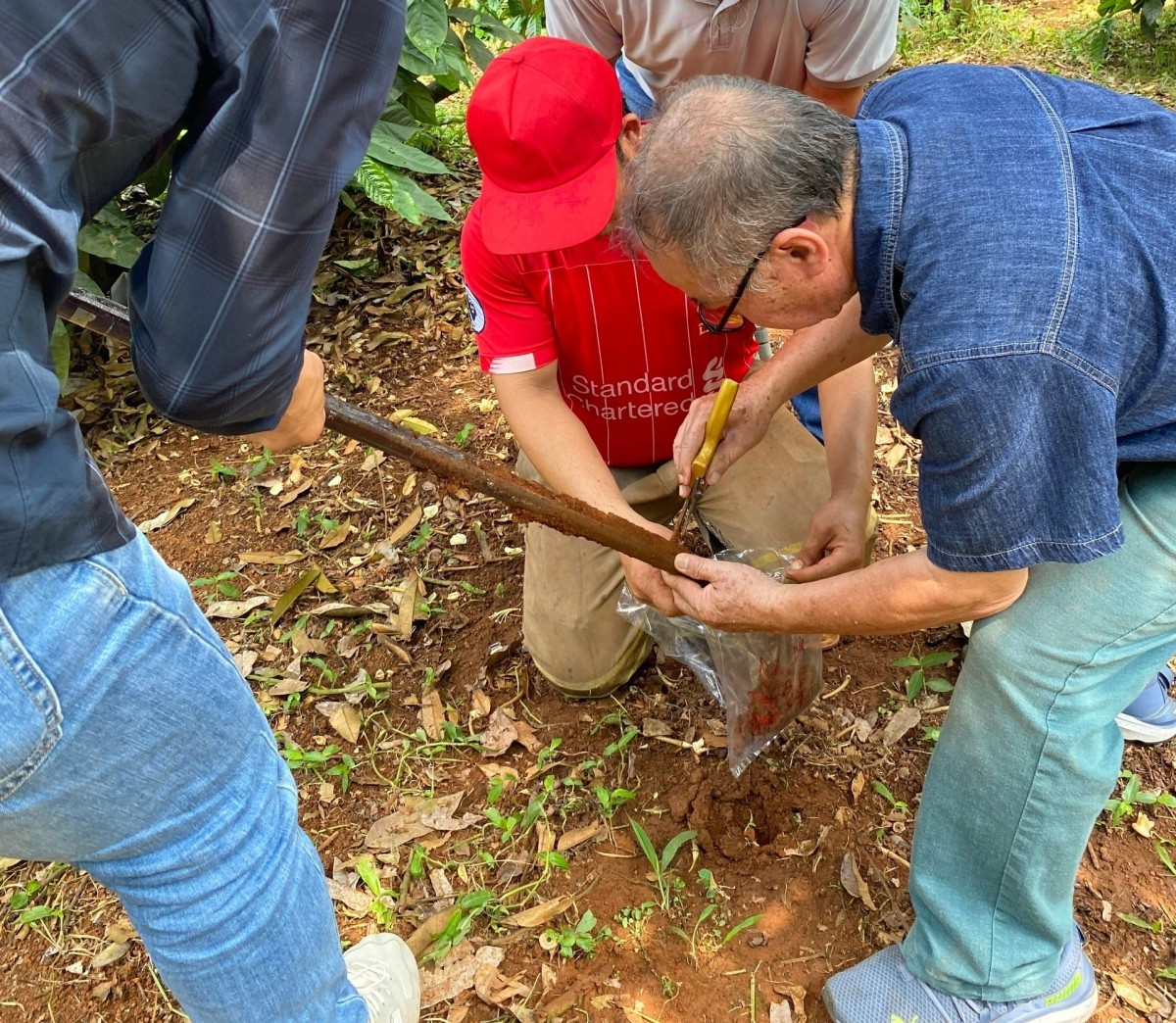 Tiến sĩ Nguyễn Đăng Nghĩa (đeo kính) hướng dẫn nông dân lấy mẫu phân tích. Ảnh: Báo Nông nghiệp và Môi trường