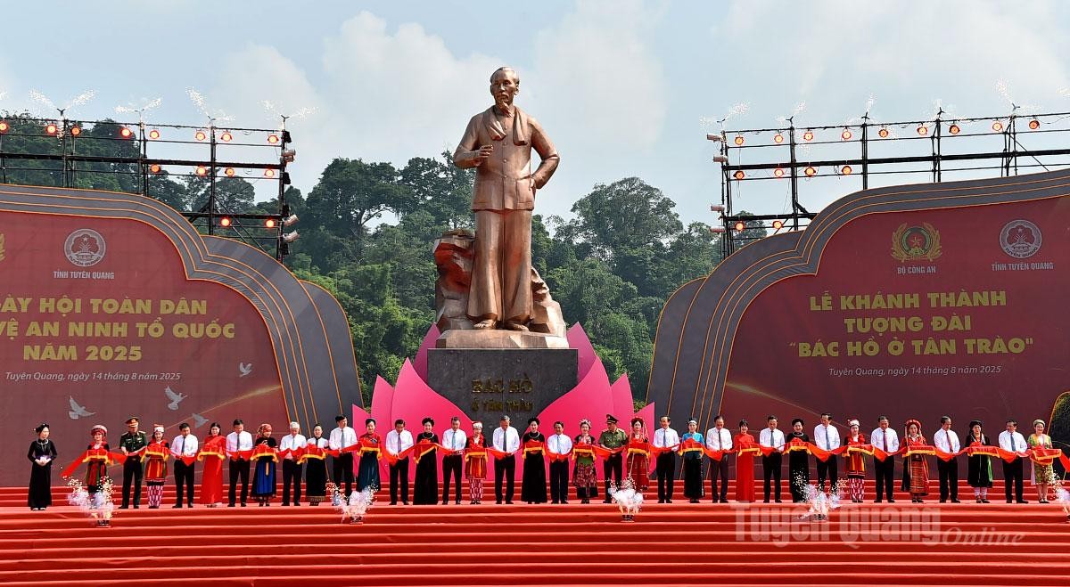 khánh thành Tượng đài “Bác Hồ ở Tân Trào” tại xã Tân Trào, tỉnh Tuyên Quang.