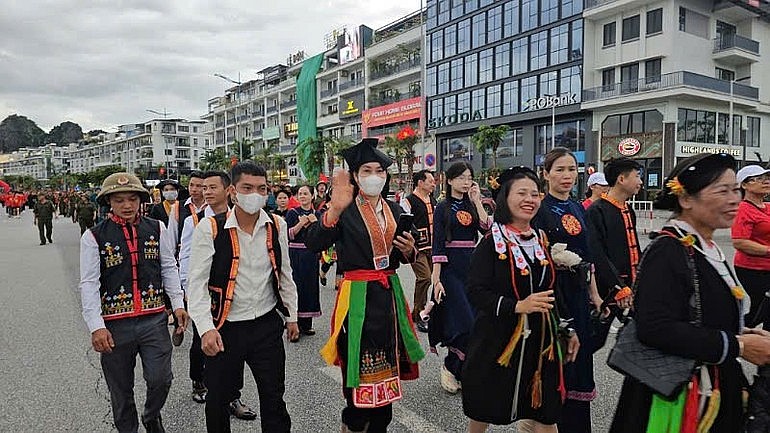 Đông đảo các tầng lớp nhân dân tham gia đi bộ.