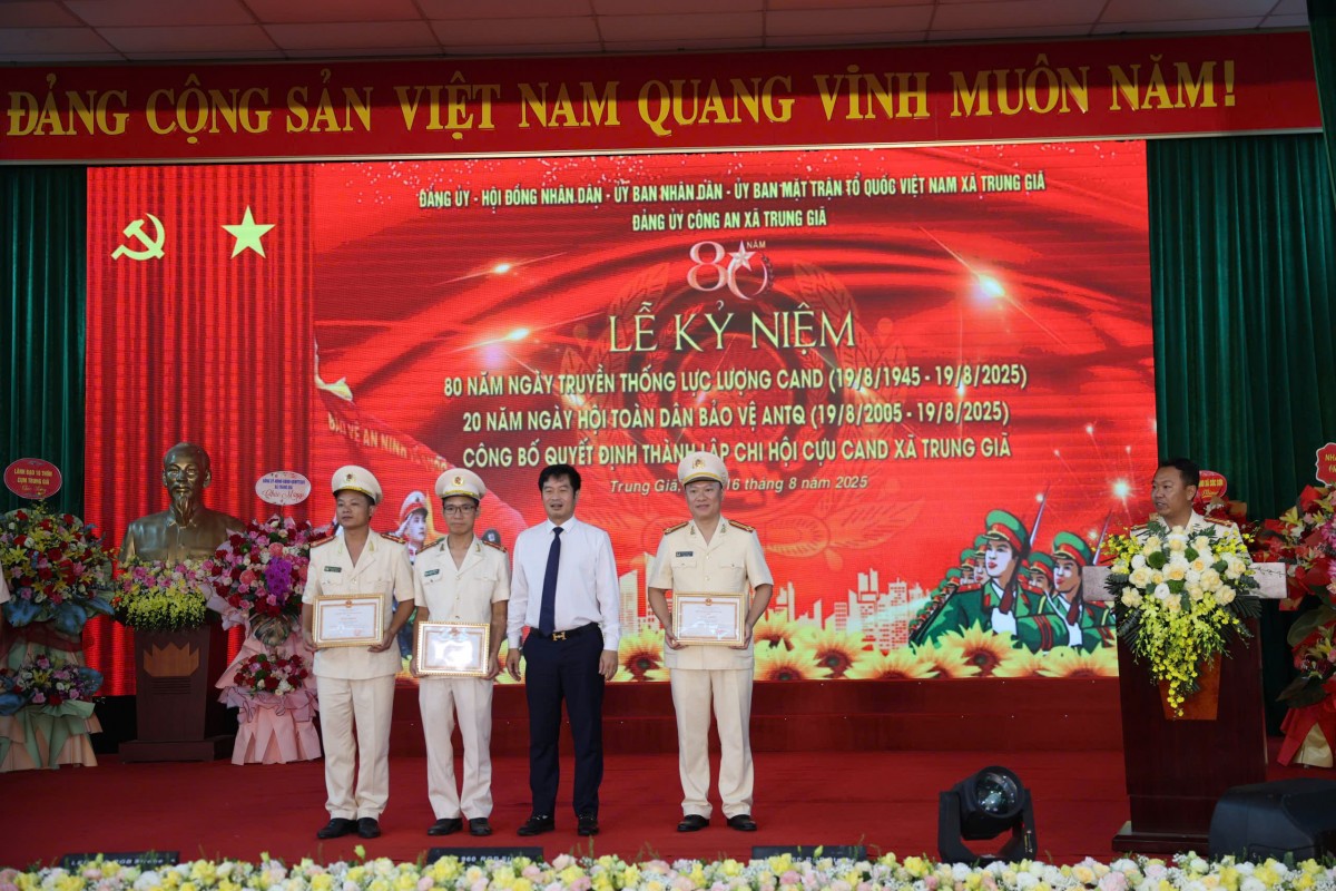 Hà Nội: Công bố quyết định thành lập Chi hội Cựu Công an nhân dân xã Trung Giã
