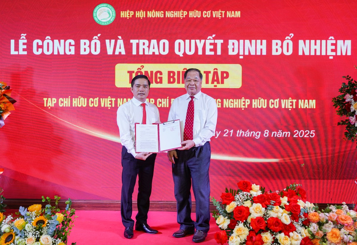 TSKH Hà Phúc Mịch, Chủ tịch Hiệp hội Nông nghiệp Hữu cơ Việt Nam trao quyết định bổ nhiệm Tổng biên tập cho nhà báo Đỗ Ngọc Thi