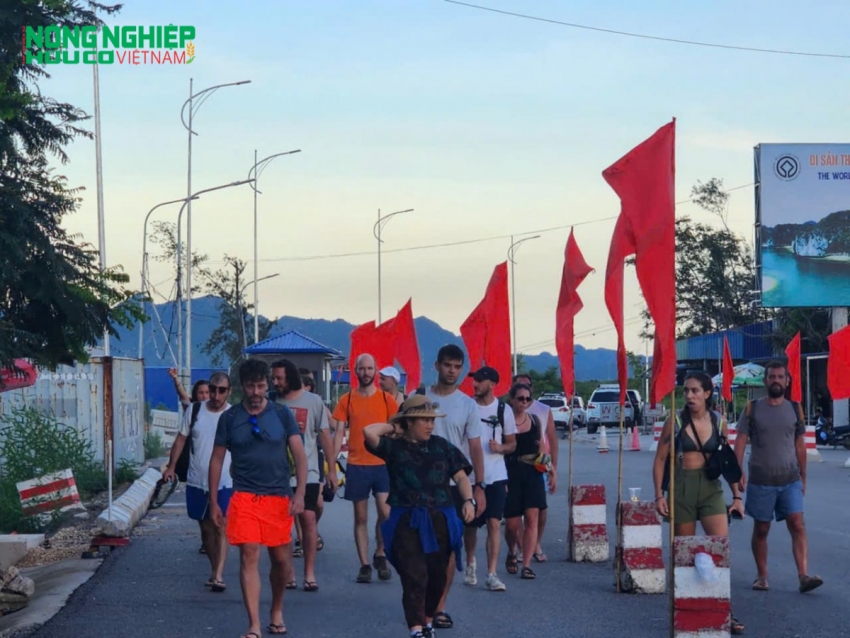 Khách du lịch người nước ngoài sau khi thăm quan các điểm du lịch