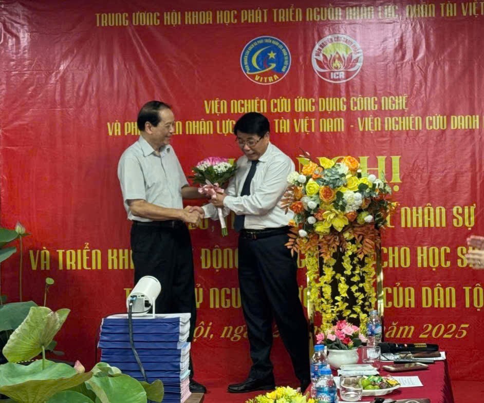 Bổ nhiệm GS.TSKH. Phan Xuân Sơn làm Viện trưởng Viện Nghiên cứu Danh nhân
