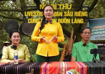 Đắk Lắk: Nữ Bí thư xã ‘lên sóng’ livestream bán hơn 60 tấn sầu riêng