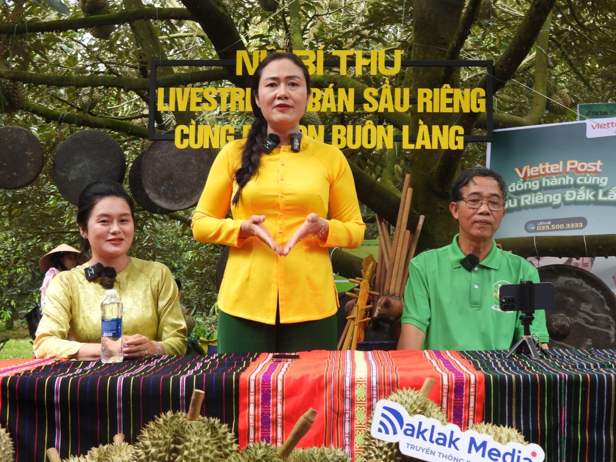 Đắk Lắk: Nữ Bí thư xã ‘lên sóng’ livestream bán hơn 60 tấn sầu riêng