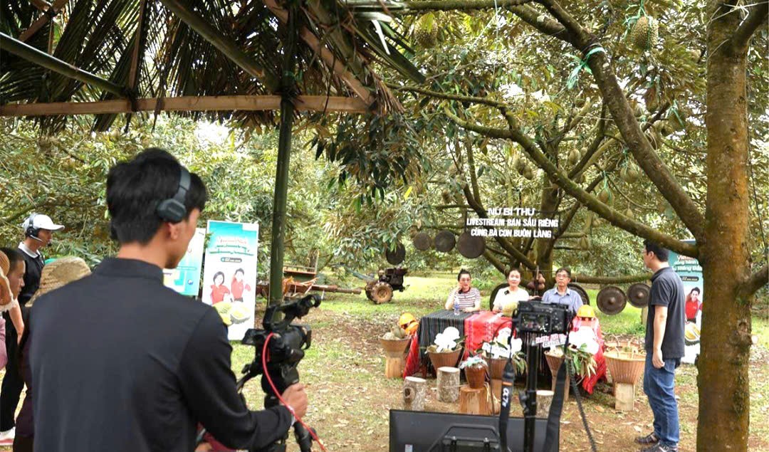 Đắk Lắk: Nữ Bí thư xã ‘lên sóng’ livestream bán hơn 60 tấn sầu riêng