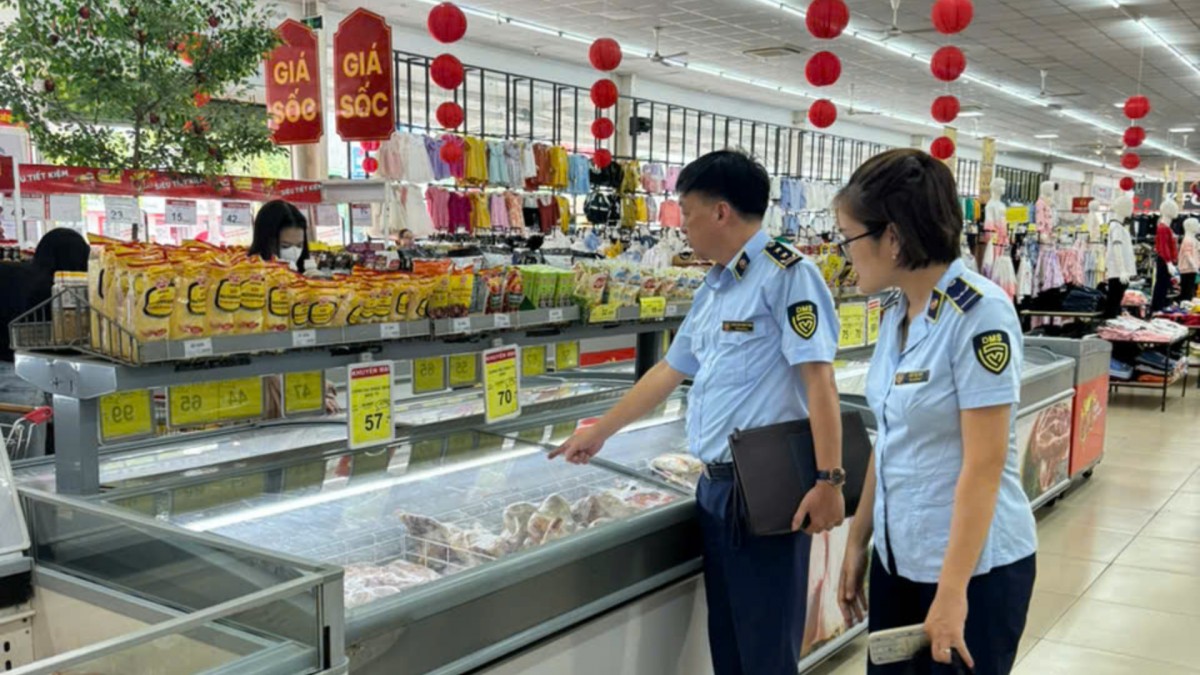 Khẩn trương dự trữ hàng hóa, chống 