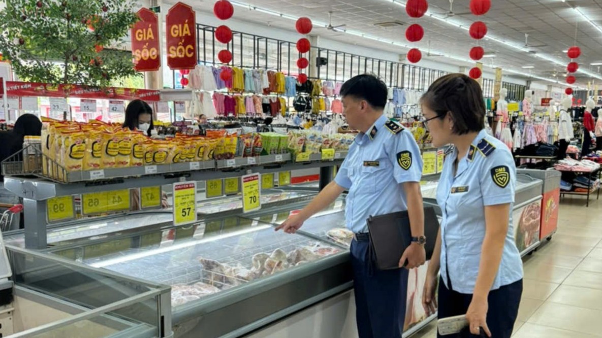 Khẩn trương dự trữ hàng hóa, chống "găm" hàng, tăng giá trước bão số 5