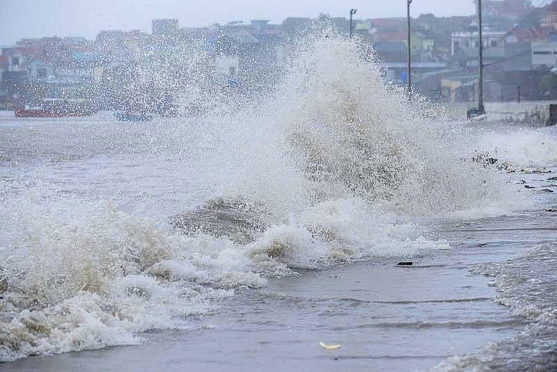Sóng biển, triều cường dâng cao kết hợp gió giật mạnh gây nên nhiều đợt sóng cao từ 2-3m tại tuyến đê biển xã Tiên Trang.