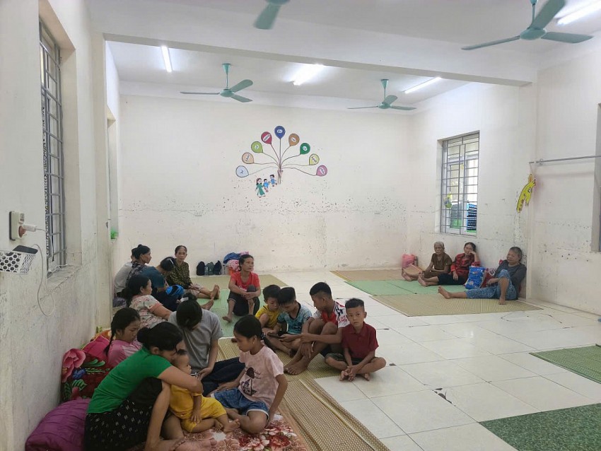 Người dân sống trong vùng nguy hiểm được di dời đến trường mầm non xã Tiên Trang để tránh bão.