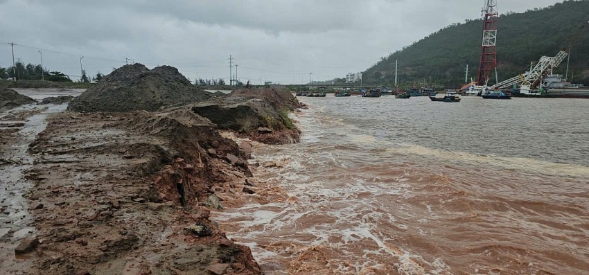 Tuyến đê Nam Hải tại phường Nghi Sơn bị sạt lở 2 điểm với chiều dài 300m đang được lực lượng chức năng tích cực gia cố.