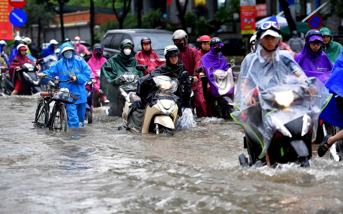 Xe máy khó khăn di chuyển trên phố Trần Thái Tông. (Ảnh: Thanh Tùng)