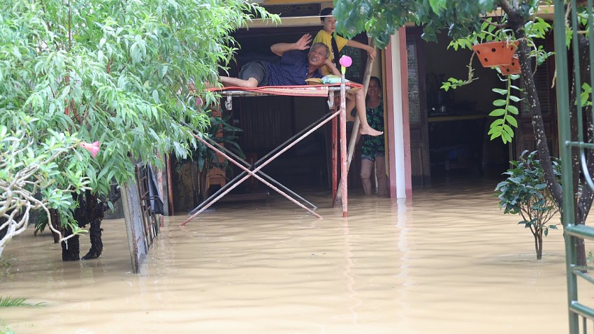 Nhiều hộ dân tại phường Thiệu Dương cũ kê giàn giáo chống lụt. 
