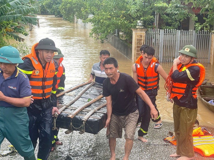 Lực lượng Cảnh sát Phòng cháy chữa cháy và tìm kiếm cứu nạn cứu hộ Thanh Hóa hỗ trợ dân tại xã lĩnh Toại. 