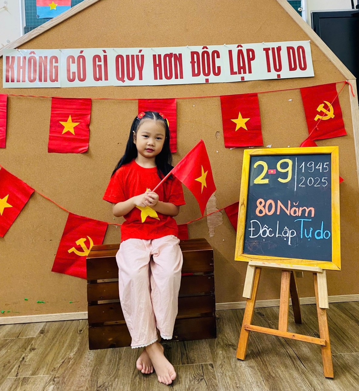 Tặng quà người dân nhân dịp kỷ niệm 80 năm Cách mạng Tháng Tám và Quốc khánh 2/9