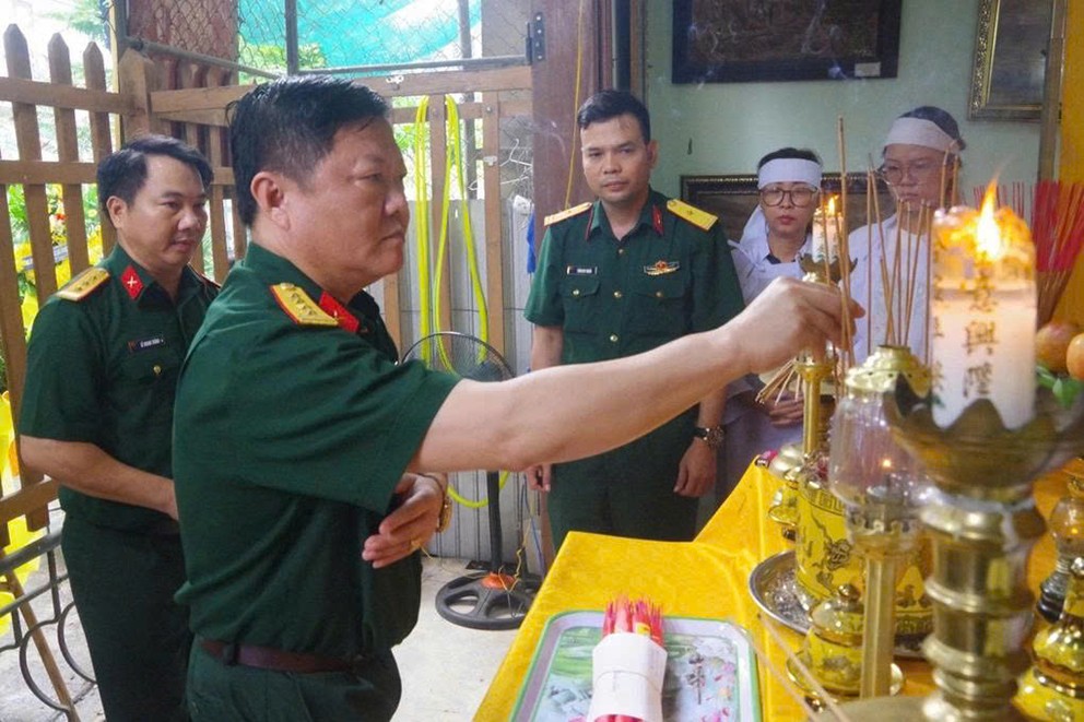 Lãnh đạo Bộ CHQS tỉnh Quảng Trị thắp hương, viếng cha của Binh nhất Phan Gia Huy.