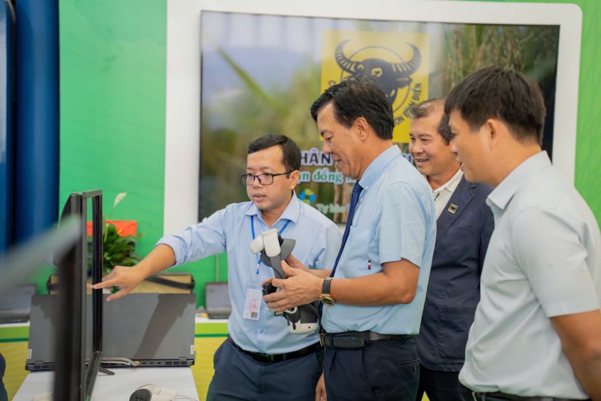 Ông Ngô Văn Đông - Tổng Giám đốc Công ty CP Phân bón Bình Điền (thứ 2 từ trái sang) cho biết: Triển lãm 80 năm Thành tựu Đất nước là dịp để Bình Điền thể hiện tinh thần đổi mới, trách nhiệm xã hội và cam kết đồng hành cùng người nông dân trên con đường ph