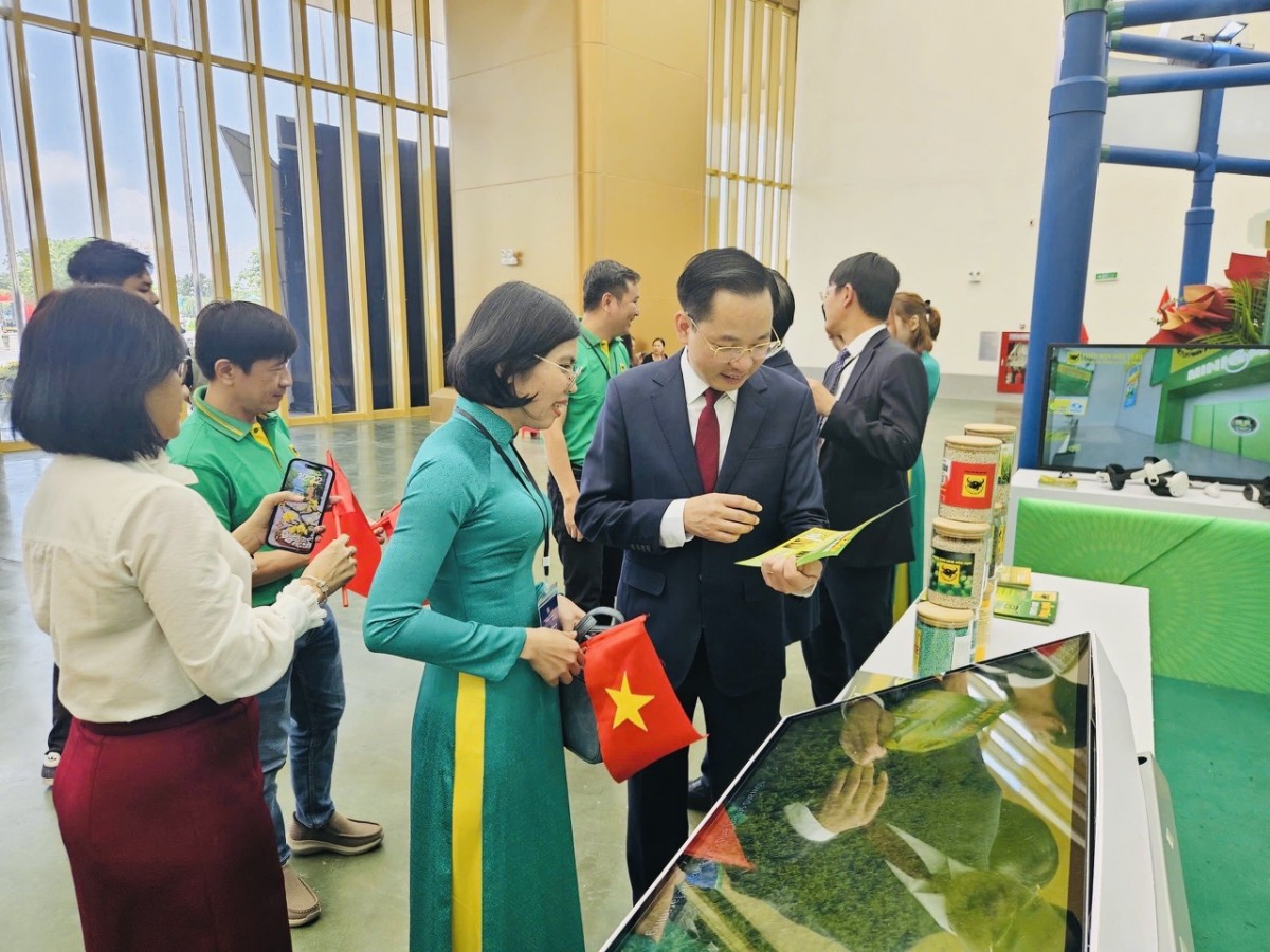 Ông Nguyễn Hữu Tú - Tổng Giám đốc Tập đoàn Hoá chất Việt Nam tham quan và đánh giá cao chiến lược xanh hoá - số hoá được Bình Điền truyền tải một cách trực quan tại gian hàng