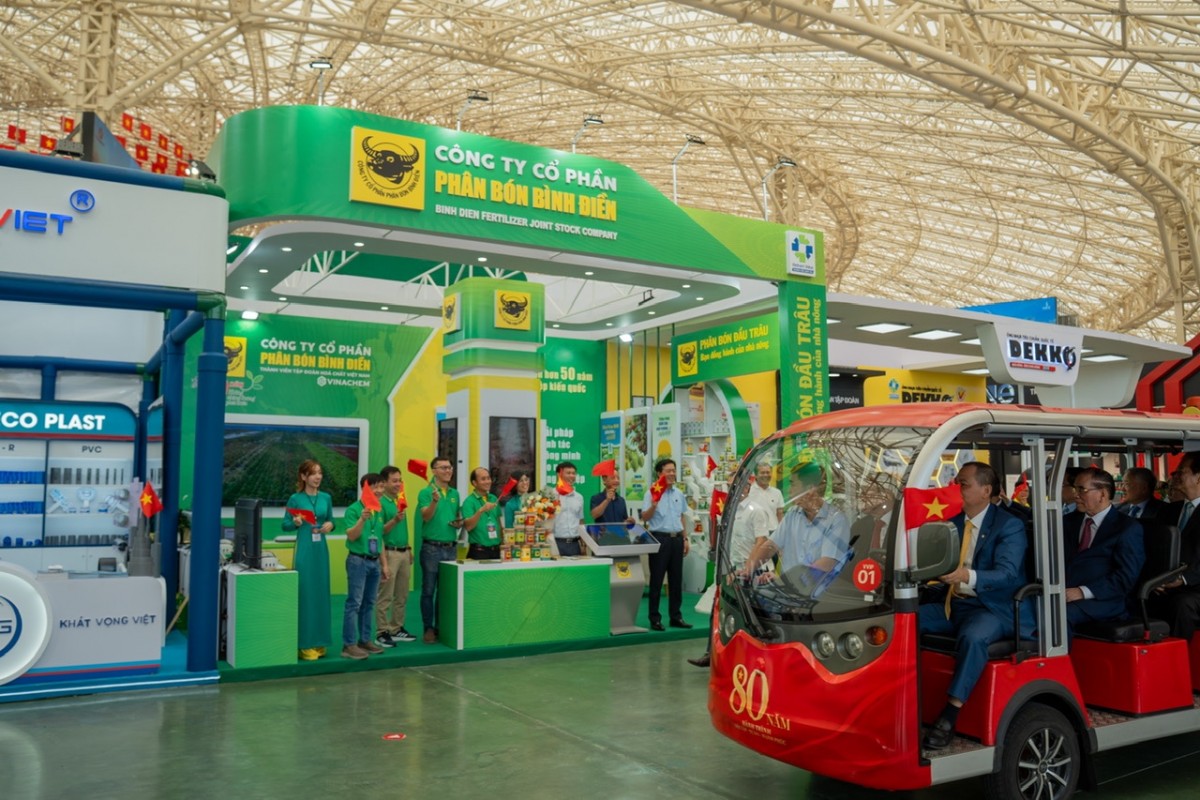 Bình Điền triển khai công nghệ thực tế ảo (VR 360) tại gian hàng mang đến cho khách tham quan một trải nghiệm “chạm” vào tương lai của ngành nông nghiệp.