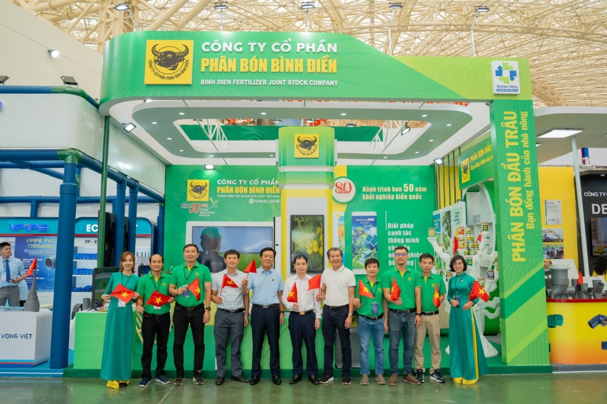 Lãnh đạo Công ty CP Phân bón Bình Điền cùng cán bộ nhân viên chào đón Đoàn Lãnh đạo Đảng, Nhà nước ghé ngang gian hàng ngay sau Lễ khai mạc Triển lãm Thành tựu Đất nước - 80 năm hành trình Độc lập - Tự do - Hạnh phúc