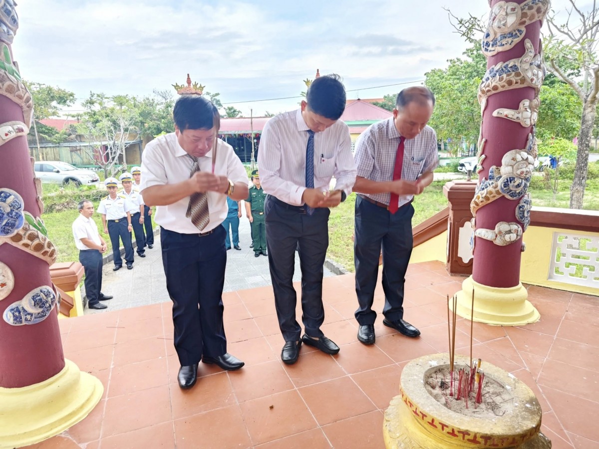 Tp. Huế: Phường Phong Quảng tổ chức Lễ dâng hoa, dâng hương kỷ niệm 80 năm Ngày Quốc khánh