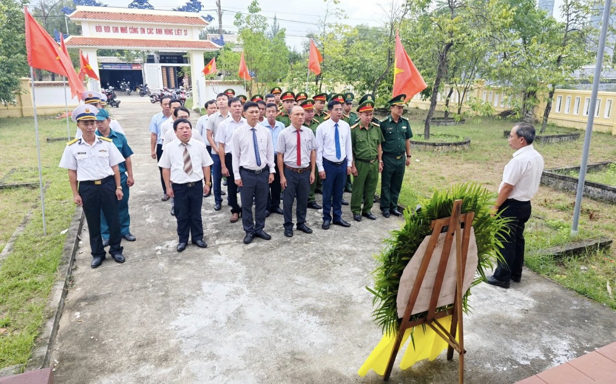 Tp. Huế: Phường Phong Quảng tổ chức Lễ dâng hoa, dâng hương kỷ niệm 80 năm Ngày Quốc khánh