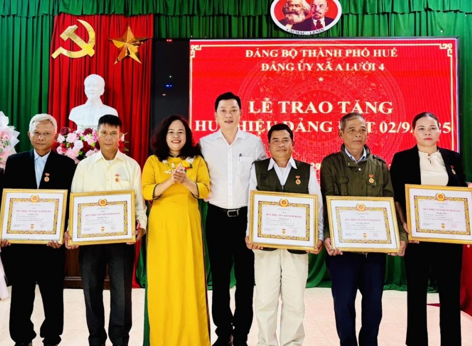 Tp. Huế: Đảng bộ xã A Lưới 4 tổ chức Lễ trao Huy hiệu Đảng đợt 02/9/2025