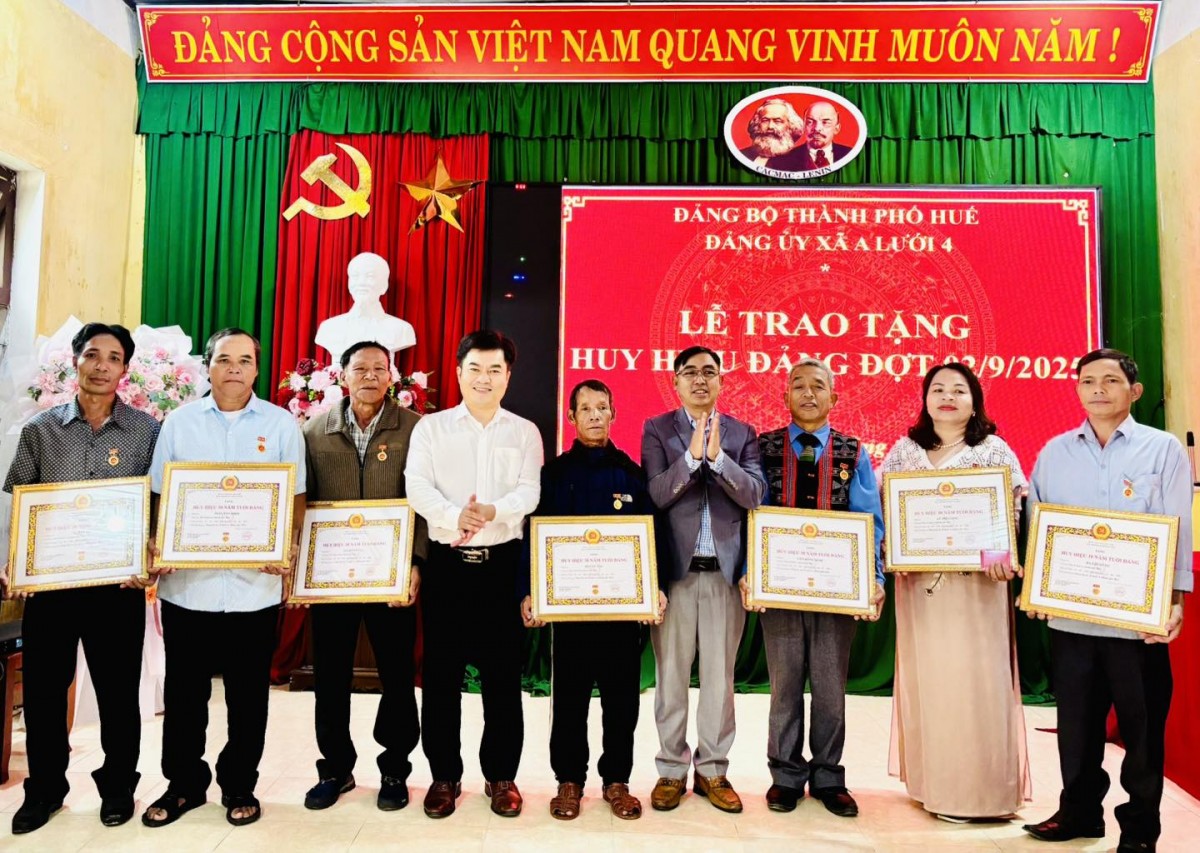 Tp. Huế: Đảng bộ xã A Lưới 4 tổ chức Lễ trao Huy hiệu Đảng đợt 02/9/2025