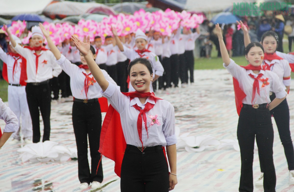 Rộn ràng ngày hội thiếu nhi, mừng Tết độc lập trên quê hương Bác