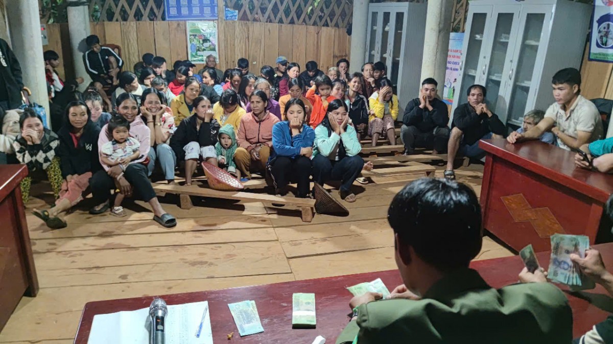 Đồng bào Xơ Đăng xã Tu Mơ Rông phấn khởi nhận quà nhân dịp Quốc khánh 2/9