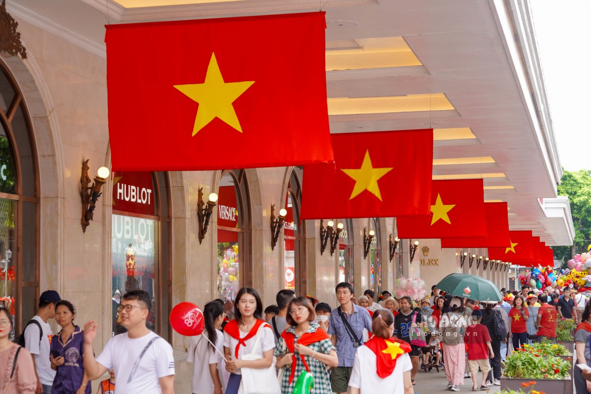Hà Nội rợp cờ đỏ sao vàng, hân hoan đón Tết Độc lập 2/9