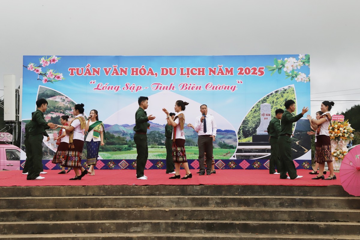 Đón Tết Độc lập ở xã biên giới Lóng Sập
