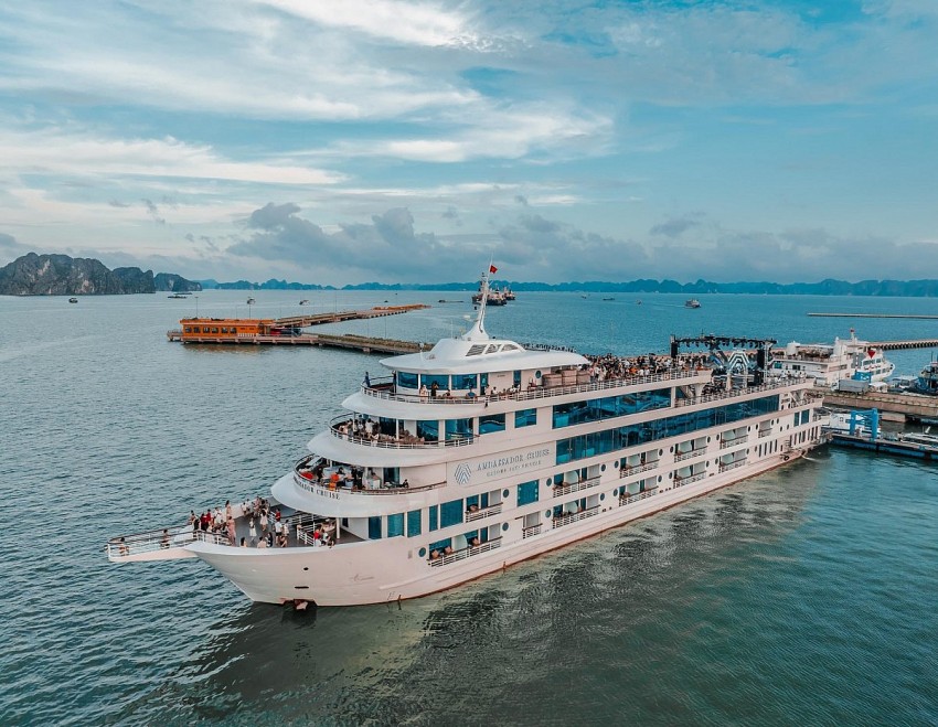 Du thuyền Ambassador Cruises Hạ Long
