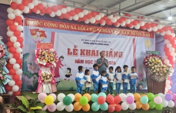 Tạp chí Nông nghiệp Hữu cơ Việt Nam trao quà cho học sinh nghèo tại Lâm Đồng