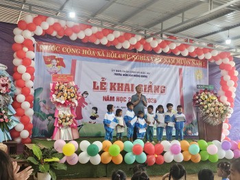 Tạp chí Nông nghiệp Hữu cơ Việt Nam trao quà cho học sinh nghèo tại Lâm Đồng