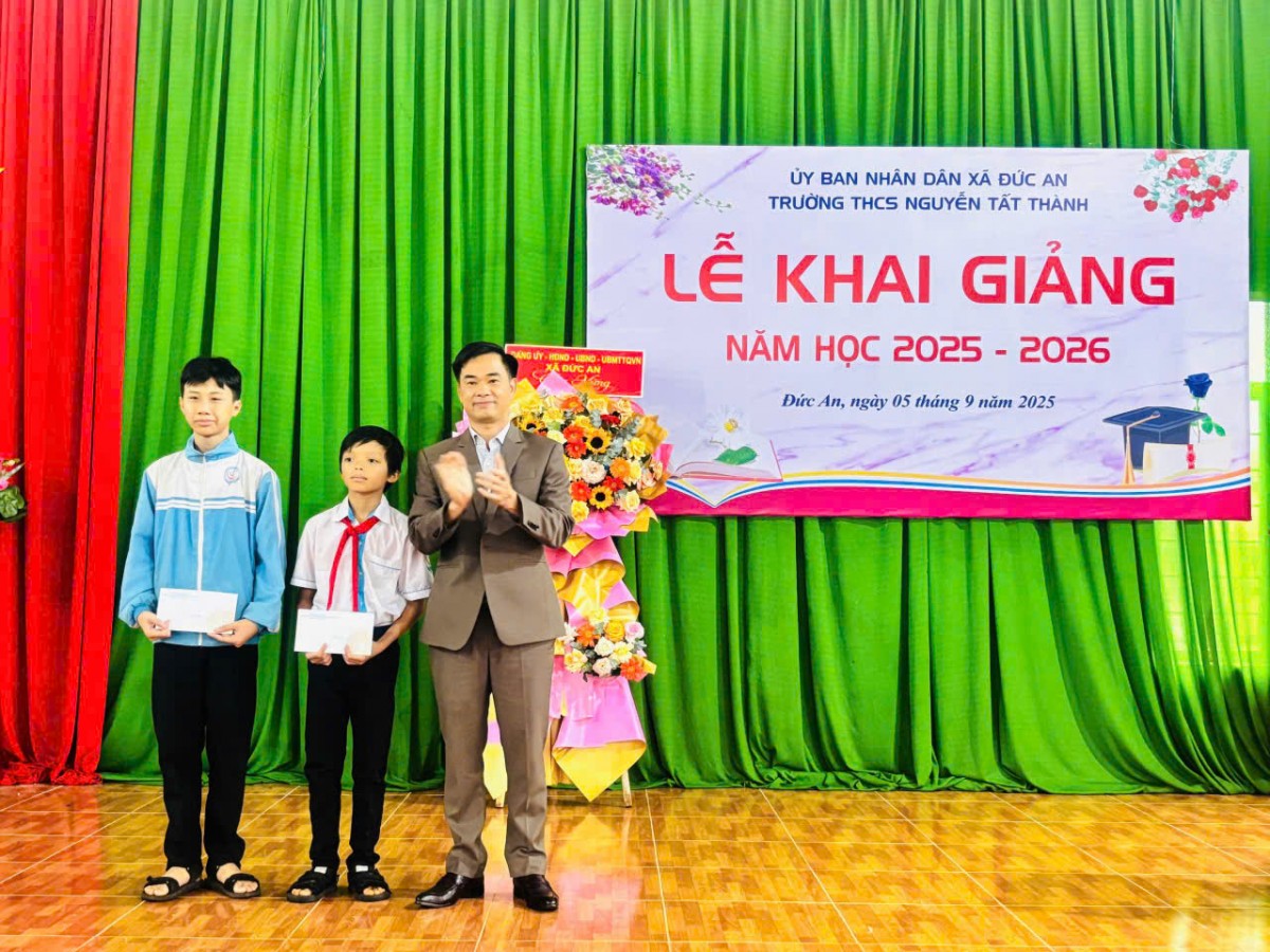 Tạp chí Nông nghiệp Hữu cơ Việt Nam trao quà cho học sinh nghèo tại Lâm Đồng