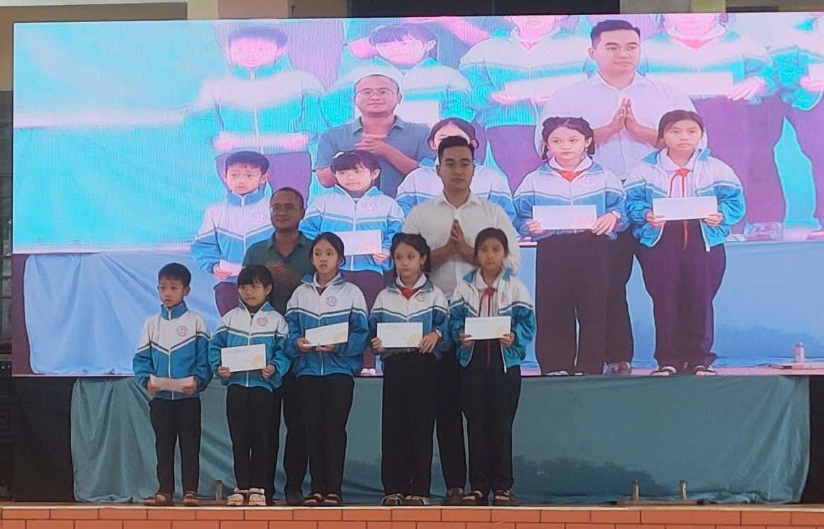 Tạp chí Nông nghiệp Hữu cơ Việt Nam trao quà cho học sinh nghèo tại Lâm Đồng